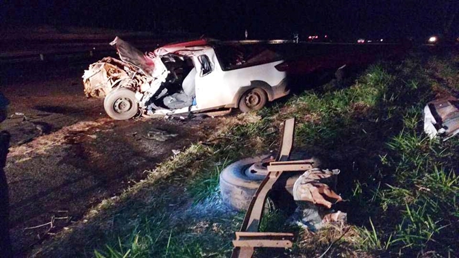 MOTORISTA FICA PRESO EM FERRAGENS EM ACIDENTE CARRO X CAMINHÃO