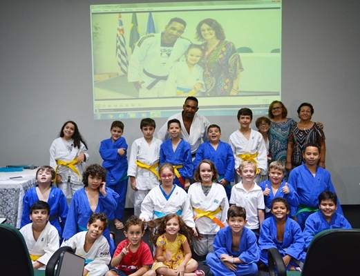Alunos do Colégio Unifev participam de cerimônia para troca de faixa do Judô