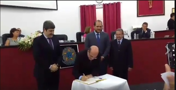 Dado assume Prefeitura e Osmair Ferrari é eleito na Câmara