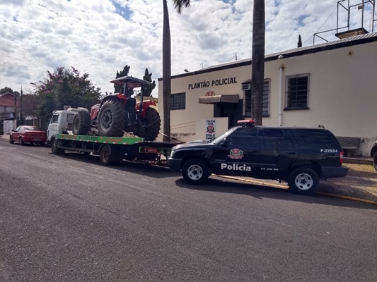 POLÍCIA CIVIL PRENDE LADRÃO E RECUPERA TRATOR 
