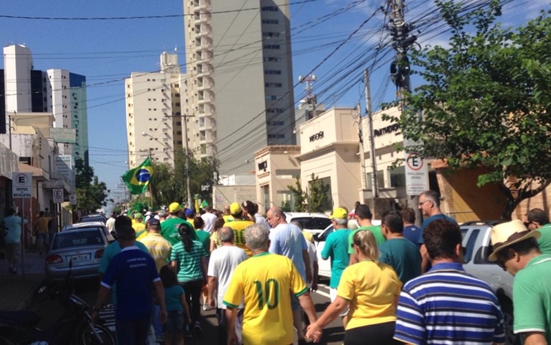 Povo protesto nas ruas contra corrupção 
