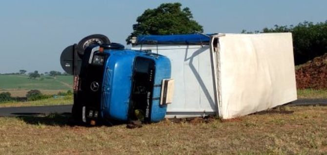 CAMINHÃO TOMBA EM ROTATÓRIA PERTO DE JALES