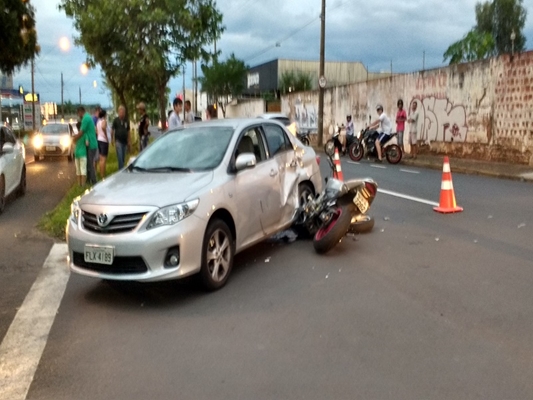 Jovem de 19 anos ferida gravemente em colisão de moto e carro 