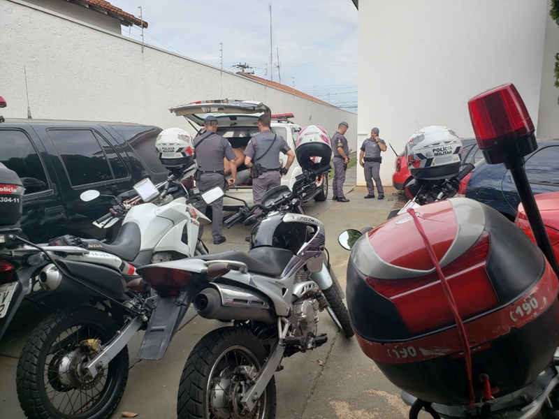 JOVEM COM MOTO 