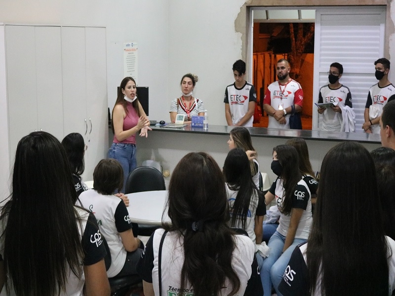 Alunos de Fernandópolis visitam UNIFEV