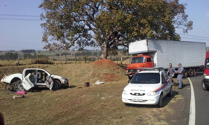 Acidente entre caminhão e caminhonete fere jovem de 19 anos 
