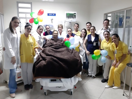 PROFESSOR COMEMORA ANIVERSÁRIO NA UTI DA SANTA CASA