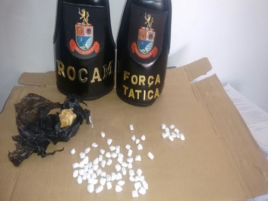 Menor de 16 anos que vendia crack é preso pela Polícia Militar