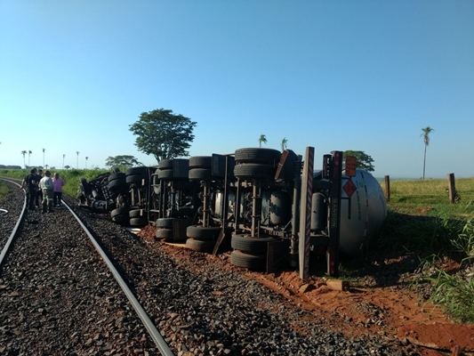 TREM ATINGE CAMINHÃO DE COMBUSTÍVEIS PERTO DE MERIDIANO