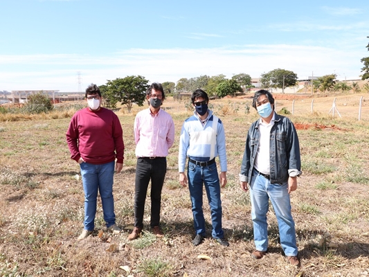 Visita técnica na área onde será construída a 