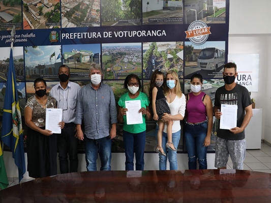 Prefeitura entrega casas a três famílias do Ipiranga