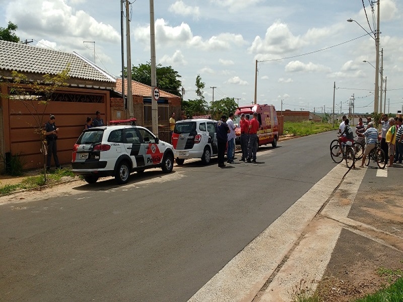 MATOU DENTRO DE CASA