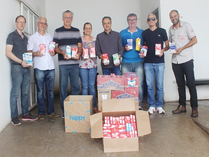 ASSARY ARRECADA LEITE PRA SANTA CASA