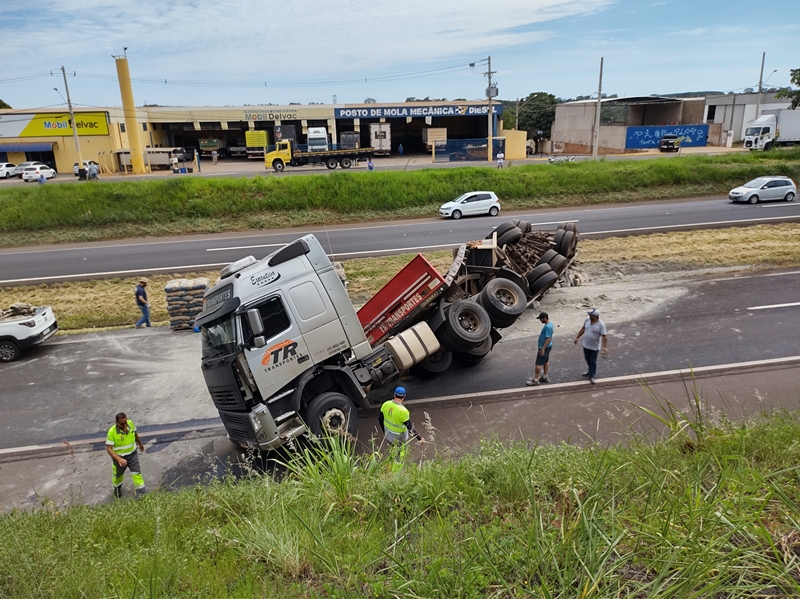 Dois caminhões e 1 carro capotam 
