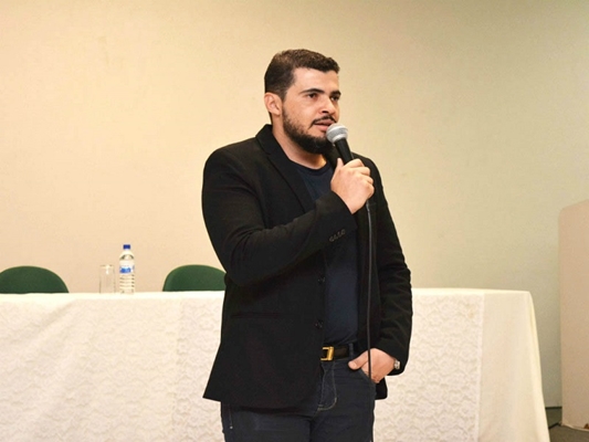 Docente e egresso de Educação Física apresentam pesquisa em simpósio