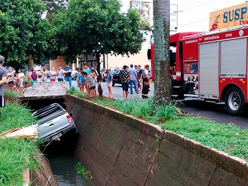 Hilux cai em valeta por causa de chuva