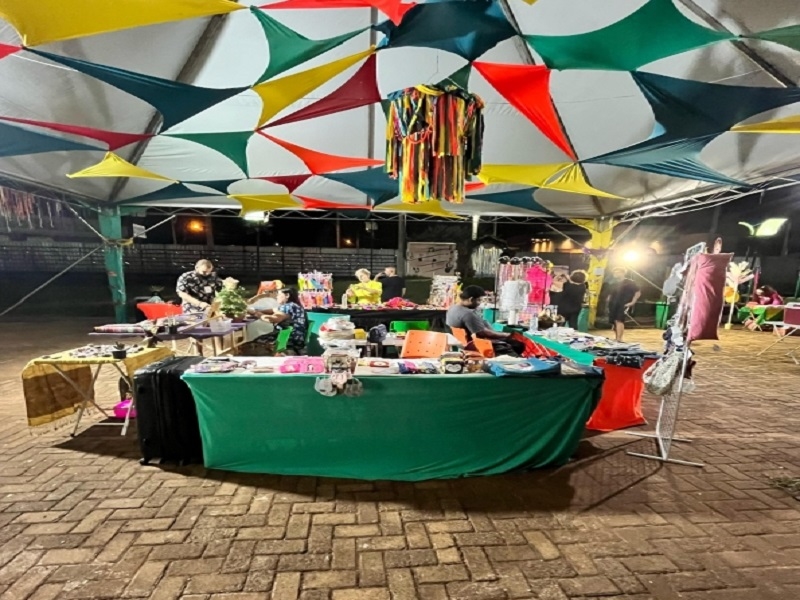 Carnaval popular com artesãos e food trucks