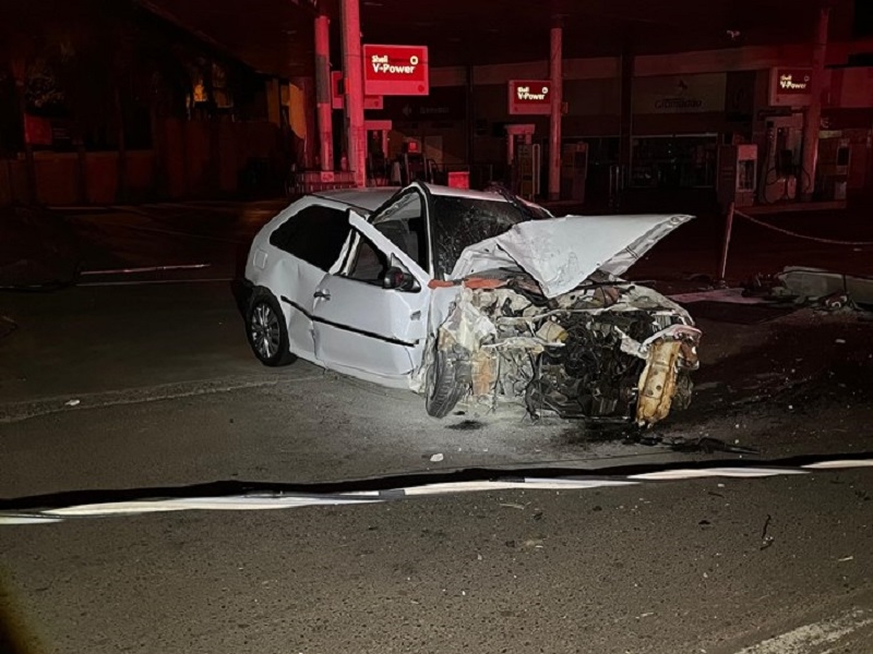 Motorista ferido em colisão de carro com poste