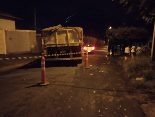 Carreta sem freio atinge casa e árvore