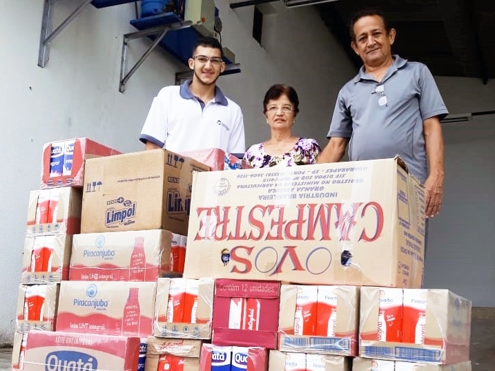 CASAL DOA 500 KG DE ALIMENTOS PRA SANTA CASA