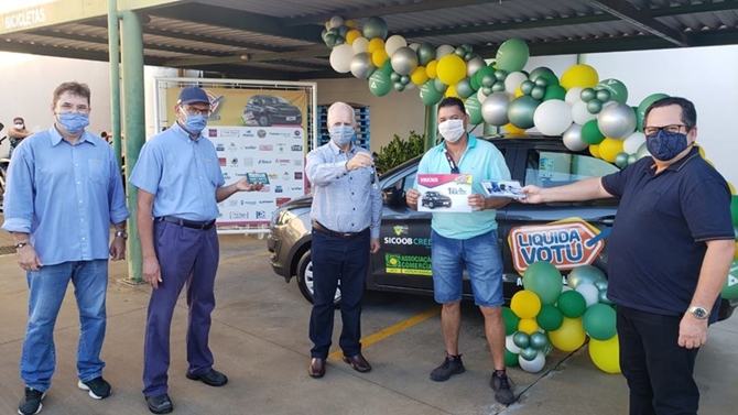 Ganhadores da promoção 'Liquida Votu' recebem os prêmios