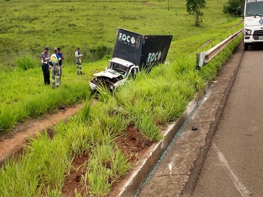 Passageiro de caminhonete tem mão amputada em acidente perto de Votuporanga