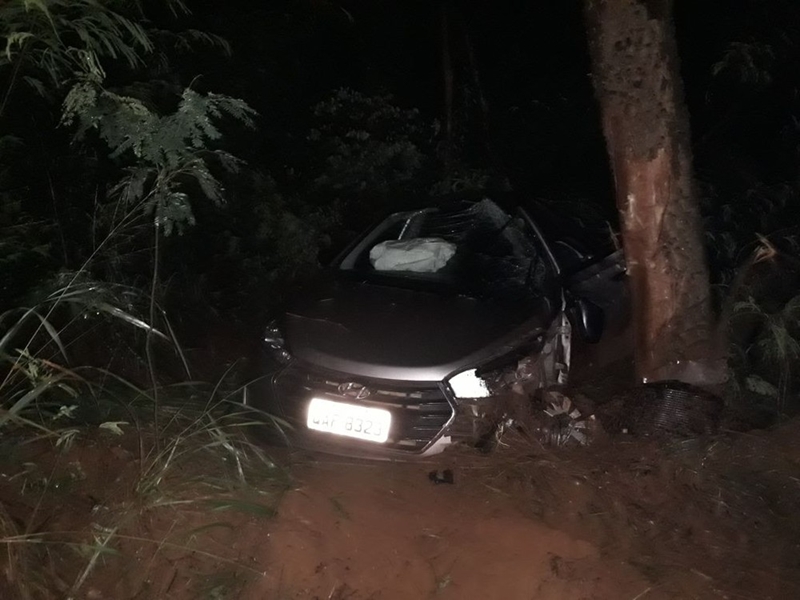 COLISÃO DE MOTO E CARRO MATA UMA MULHER NA REGIÃO