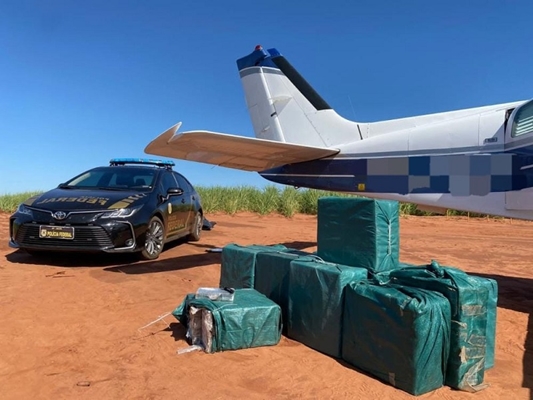 FAB E Polícia Federal interceptam avião cheio de droga