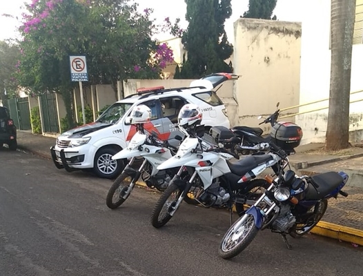 ROCAM DA PM PRENDE TRAFICANTE COM DROGA E MOTO 