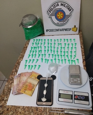 MULHER TRAFICANTE ESCONDIA COCAÍNA NO CARRINHO DO BEBÊ