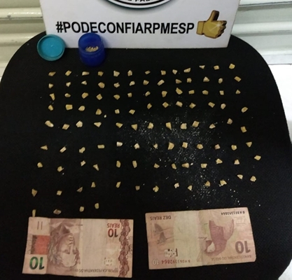 TRAFICANTE VENDIA PEDRAS DE CRACK AO LADO DE ESCOLA