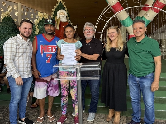 Fundo Social repassa carrinhos doados pela Facchini a catadores de recicláveis