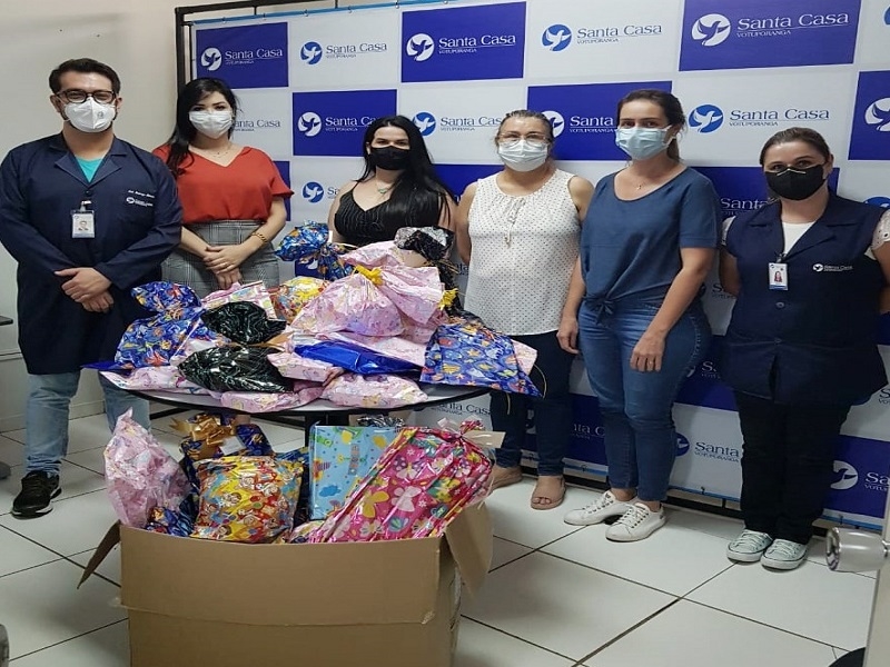 Santander entrega brinquedos para a Santa Casa