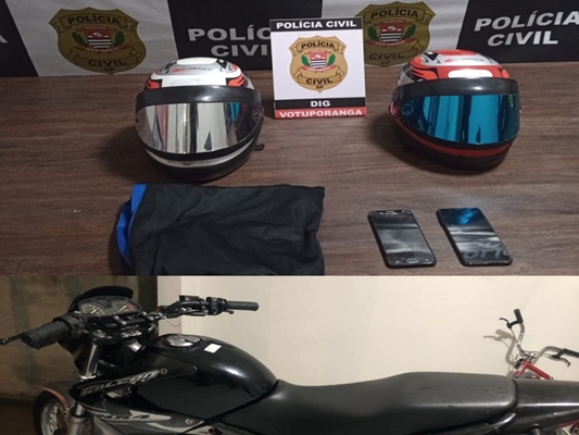 Moto e objetos apreendidos com criminosos