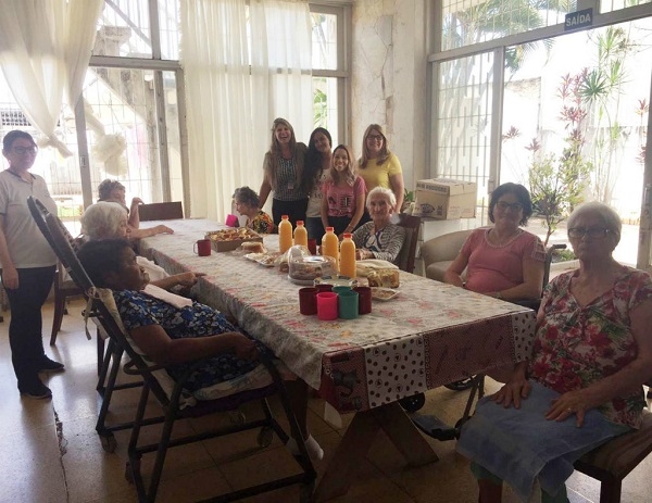 ALUNOS DA UNIFEV PRESENTEIAM IDOSAS 