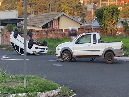 Carro tomba após colisão no bairro Pacaembu