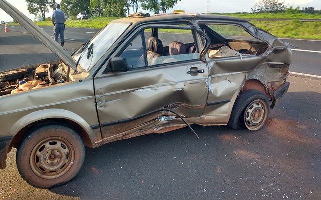 COLISÃO ENTRE CAMINHÃO E CARRO DEIXA MULHER FERIDA