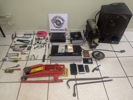 FORÇA TÁTICA PRENDE CASAL LADRÃO NA AV. DO ASSARY
