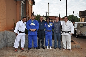Prefeito recebe atletas campeões apoiados pelo município
