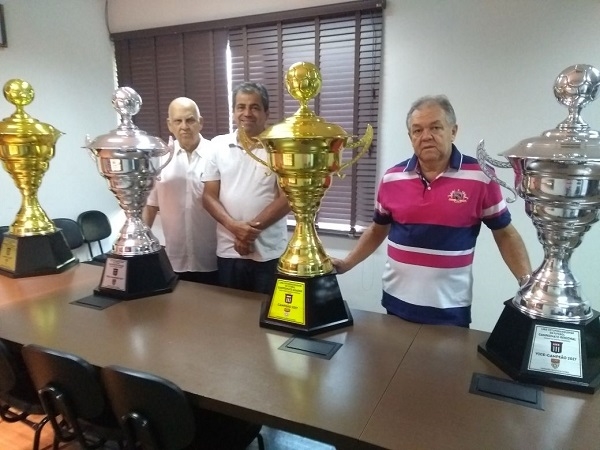VEREADORES BUSCAM TROFÉUS NA FEDERAÇÃO DE FUTEBOL