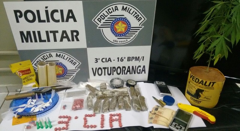 PM PRENDE TRAFICANTES COM PÉ DE MACONHA E DROGAS