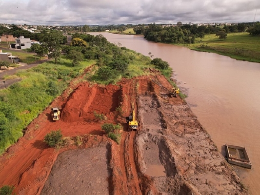 Autoridades visitam desassoreamento da represa