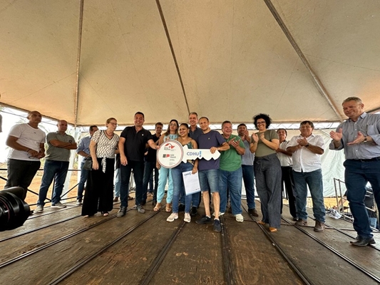 Carlão Pignatari participa da entrega de 53 moradias em Estrela d’Oeste