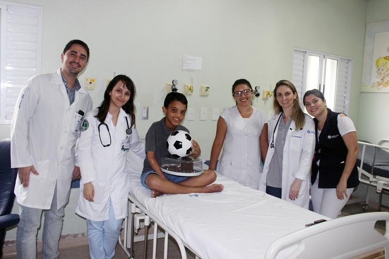 Garoto internado há 10 dias comemora níver no hospital
