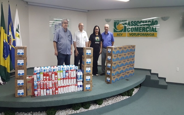 ASSOCIAÇÃO COMERCIAL REPASSA 600 LITROS DE LEITE A ENTIDADES