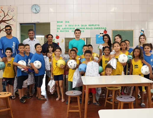 ALUNOS DA UNIFEV DOAM BRINQUEDOS PRA CRIANÇAS DE INSTITUIÇÃO