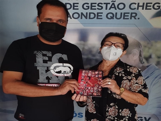Diretora do Colégio UNIFEV é homenageada em livro sobre mães