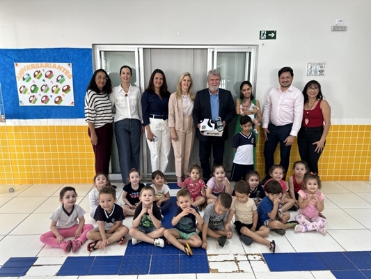 Prefeitura inicia entrega de kits escolares de uniformes