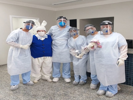 Ela se veste de coelhinha e distribui chocolate a pacientes 