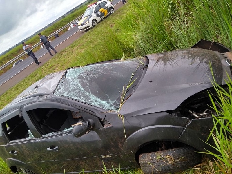 LADRÕES ROUBAM CASA E CAPOTAM CARRO